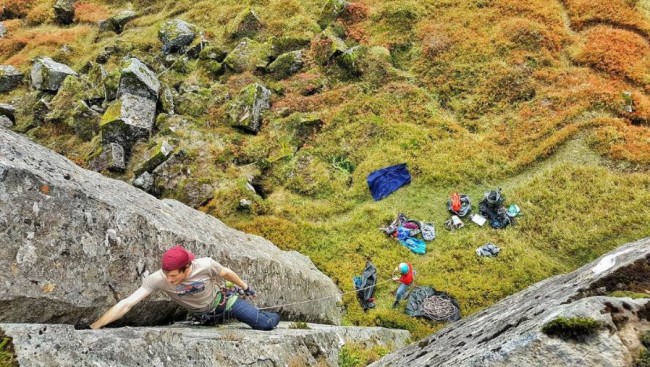 Am Sichern Siggi am Klettern in Ger uberg West Island