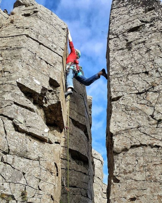 Trad Klettern zwischen Basaltsaeulen kurz vor dem Topout